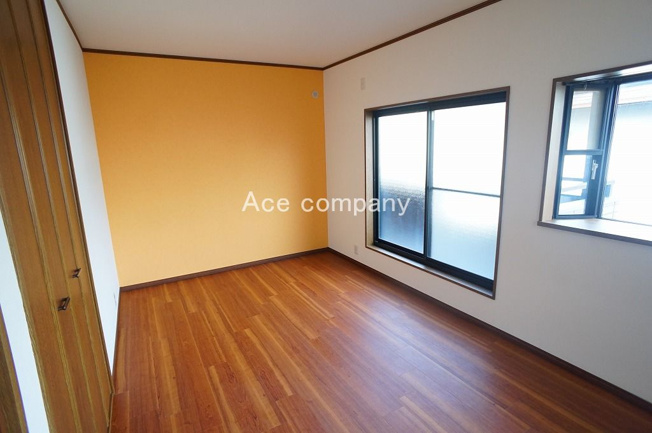 【寝室】 | 八尾市刑部2丁目 | 【2階：洋室7.5帖】バルコニーに面したお部屋☆出窓もあります☆