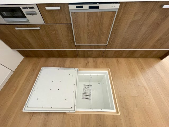 ＪＲ奈良線「ＪＲ藤森」駅まで徒歩１２分◆並列駐車２台可能◆伏見深草大亀万帖敷町４期のキッチン|キッチン床下収納