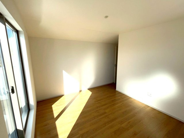 ＪＲ奈良線「ＪＲ藤森」駅まで徒歩１２分◆並列駐車２台可能◆伏見深草大亀万帖敷町４期の洋室|洋室