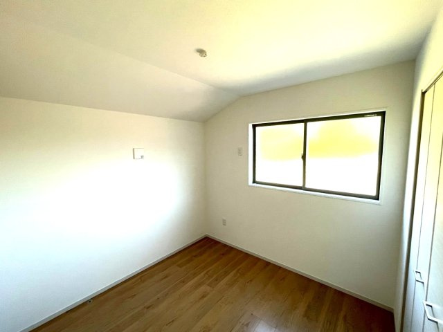 ＪＲ奈良線「ＪＲ藤森」駅まで徒歩１２分◆並列駐車２台可能◆伏見深草大亀万帖敷町４期の洋室|洋室