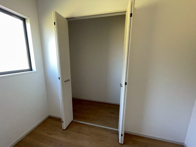 ＪＲ奈良線「ＪＲ藤森」駅まで徒歩１２分◆並列駐車２台可能◆伏見深草大亀万帖敷町４期の洋室|クローゼット