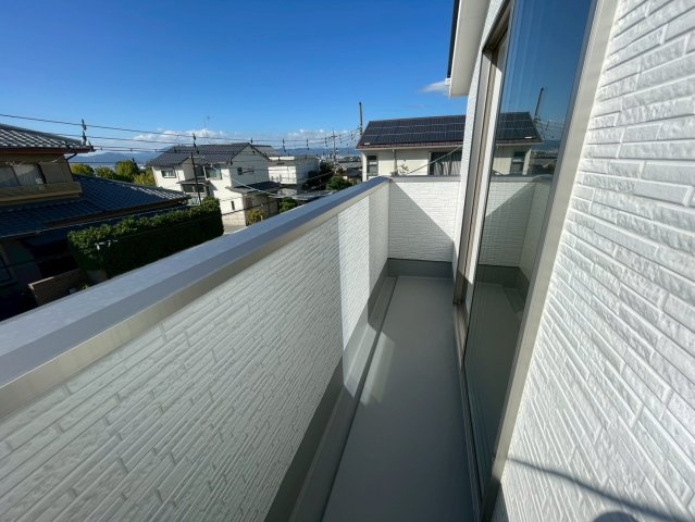 ＪＲ奈良線「ＪＲ藤森」駅まで徒歩１２分◆並列駐車２台可能◆伏見深草大亀万帖敷町４期のバルコニー|バルコニー