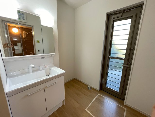 ＪＲ奈良線「ＪＲ藤森」駅まで徒歩１２分◆並列駐車２台可能◆伏見深草大亀万帖敷町４期の洗面所|洗面室