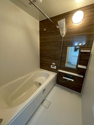 ＪＲ奈良線「ＪＲ藤森」駅まで徒歩１２分◆並列駐車２台可能◆伏見深草大亀万帖敷町４期の浴室|浴室