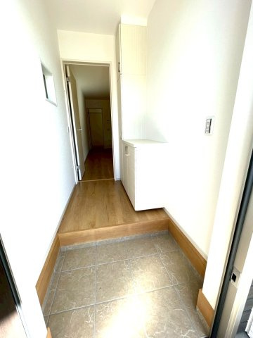 ＪＲ奈良線「ＪＲ藤森」駅まで徒歩１２分◆並列駐車２台可能◆伏見深草大亀万帖敷町４期の玄関|玄関