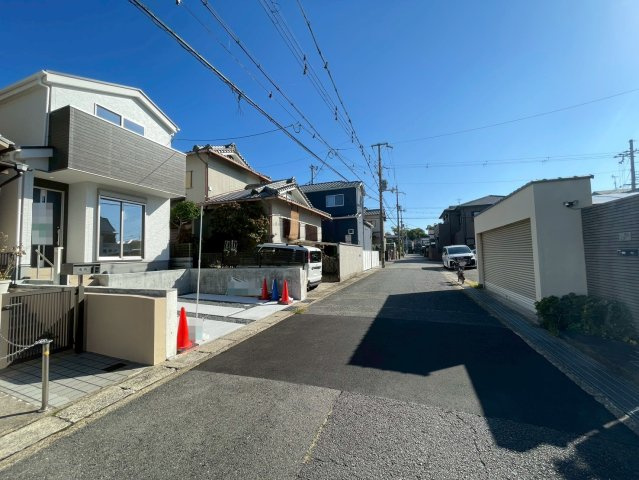 ＪＲ奈良線「ＪＲ藤森」駅まで徒歩１２分◆並列駐車２台可能◆伏見深草大亀万帖敷町４期の前面道路含む現地写真|前道