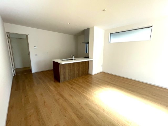 ＪＲ奈良線「ＪＲ藤森」駅まで徒歩１２分◆並列駐車２台可能◆伏見深草大亀万帖敷町４期の居間・リビング|リビング