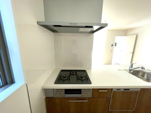 ＪＲ奈良線「ＪＲ藤森」駅まで徒歩１２分◆並列駐車２台可能◆伏見深草大亀万帖敷町４期のキッチン|コンロ