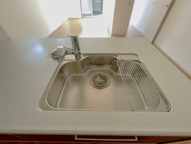 ＪＲ奈良線「ＪＲ藤森」駅まで徒歩１２分◆並列駐車２台可能◆伏見深草大亀万帖敷町４期のキッチン|シンク