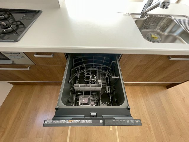 ＪＲ奈良線「ＪＲ藤森」駅まで徒歩１２分◆並列駐車２台可能◆伏見深草大亀万帖敷町４期のキッチン|食器洗浄乾燥機