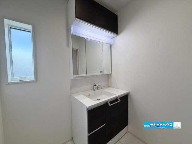 【完成済み♪】知多市つつじが丘3丁目　全2棟の独立洗面台|【浴室】
◆アクセントパネルで落ち着きのある雰囲気を演出します。毎日の疲れを癒やすバスタイムをお楽しみ下さい！
◆窓付きで、カビの繁殖を抑える効果があります。