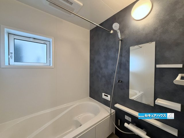 【完成済み♪】知多市つつじが丘3丁目　全2棟の浴室|【浴室】
◆アクセントパネルで落ち着きのある雰囲気を演出します。毎日の疲れを癒やすバスタイムをお楽しみ下さい！
◆窓付きで、カビの繁殖を抑える効果があります。