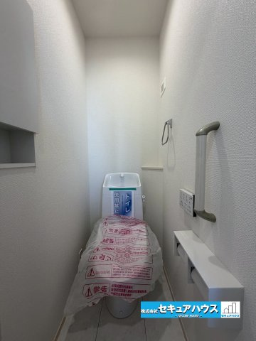 【今からご案内可能】知多市つつじが丘3丁目　全2棟のトイレ|【高機能トイレ】
◆高機能トイレの多くは便器のフタの開閉が自動であり、使用後に手動で水を流す面倒もなく非常に便利です。スタイリッシュな見た目で、お掃除しやすく、節水効果が高いです。