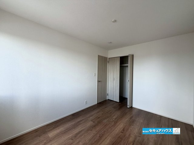 【完成済み♪】知多市つつじが丘3丁目　全2棟の洋室|【洋室】
◆広々とした居住空間は日々の暮らしを彩り、心のやすらぎと満足感を与えてくれます。通風と採光を考慮した設計は子供たちはのびのび育ち、家族でくつろぎと団らんを生み出します。