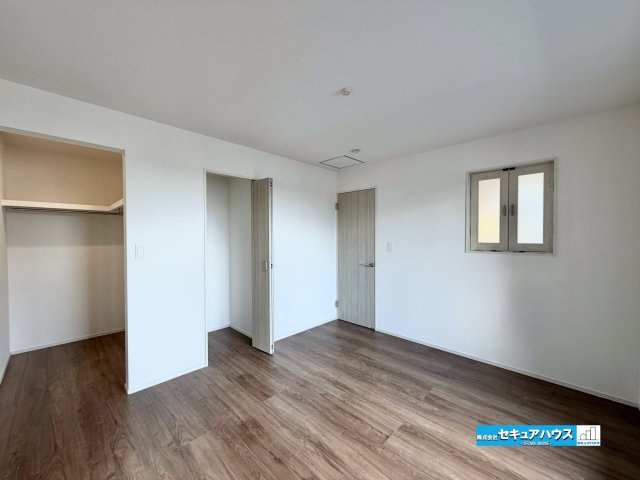 【今からご案内可能】知多市つつじが丘3丁目　全2棟の洋室|【洋室】
◆家族一人ひとりの大切なプライベート空間。趣味に合わせて使って頂けるようシンプルに仕上げてあります。暮らし心地を大きく左右する収納を、適材適所に配置し使い勝手を考慮しました。　