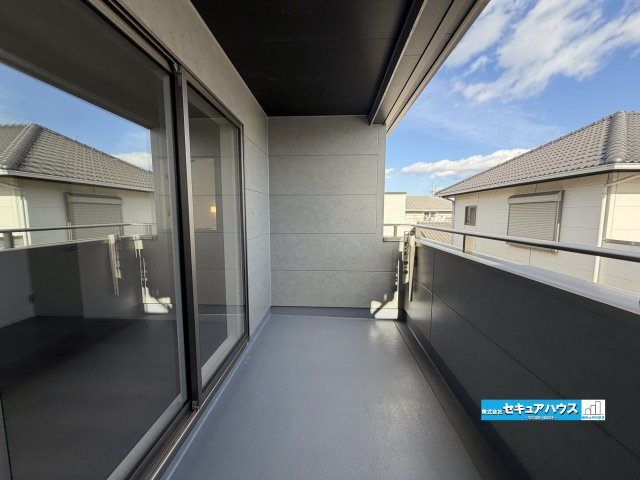 【完成済み♪】知多市つつじが丘3丁目　全2棟のバルコニー|【バルコニー】
◆見晴らしもよく、太陽の温かな温もりをめいっぱい受け止めてくれます。
太陽の光と爽やかな風を受けたお洗濯物はあっという間に乾き、取りこむ時には太陽の匂いを感じられそうですね。　