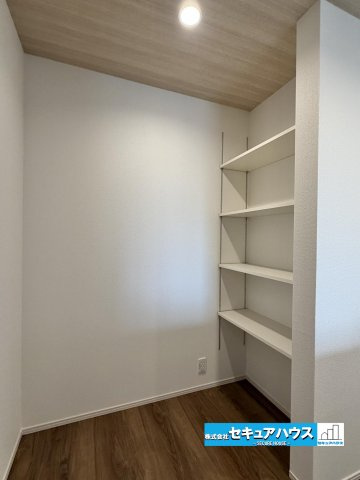 【今からご案内可能】知多市つつじが丘3丁目　全2棟のその他|【キッチン裏可動式棚】
◆火事同線が整い、まとめ買いも安心収納できる空間となります。