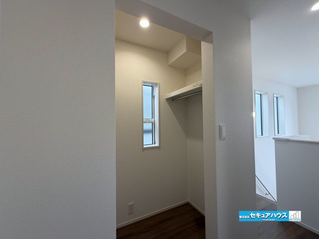 【今からご案内可能】知多市つつじが丘3丁目　全2棟の玄関|【ウォークインクローゼット】
衣類や小物を一括収納でき、朝の支度がスムーズになる快適空間です。