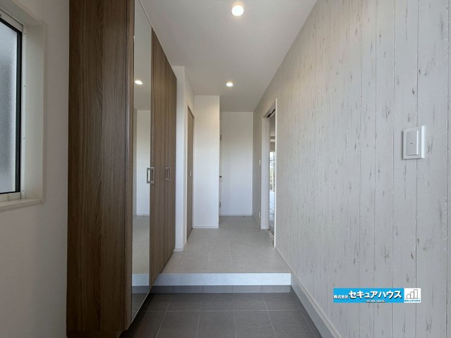 【完成済み♪】知多市つつじが丘3丁目　全2棟の玄関|【玄関】
◆お家に出会う人々を迎える玄関だからこそ、広々清潔感あふれる空間にしたいものです。採光・通風にも配慮された設計で毎日明るい空間をキープします♪