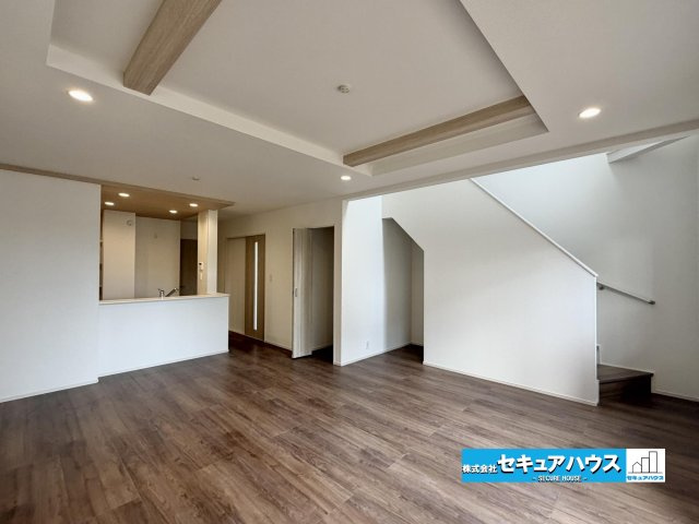 【今からご案内可能】知多市つつじが丘3丁目　全2棟の居間・リビング|【リビング】
◆通学から帰宅し、リビングルームで会話を楽しむ子ども達。リビングから臨む景色は太陽色に染まり、解放感溢れゆったりとしたひと時を過ごすことが出来る素敵な空間です。