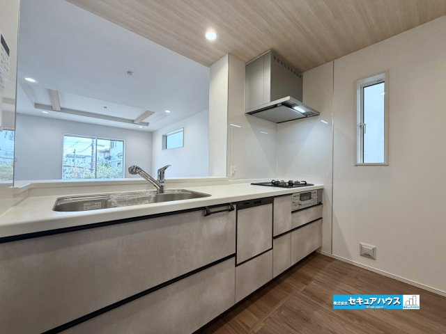 【完成済み♪】知多市つつじが丘3丁目　全2棟のキッチン|【キッチン】
◆広々としたキッチンスペースのため家族で並んで料理することができます。