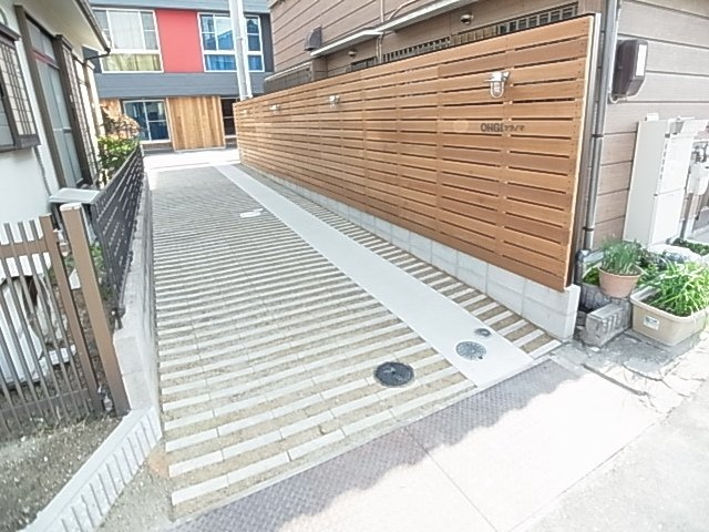 神戸市東灘区青木２丁目のアパートのエントランス