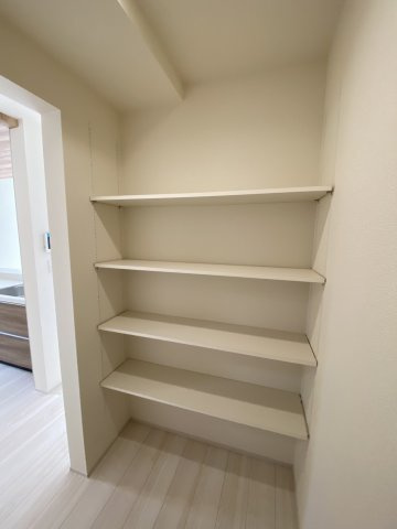 【キッチン】 | 川越市豊田町二丁目　新築戸建　1号棟 | 大型パントリーです！