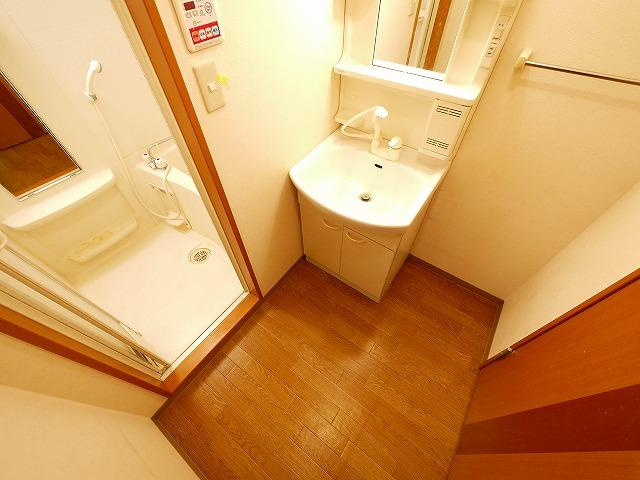 プランドール大和の独立洗面台|朝の支度にも助かる、独立の洗髪洗面化粧台