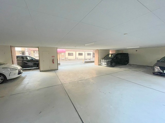 WEST VILLAの駐車場