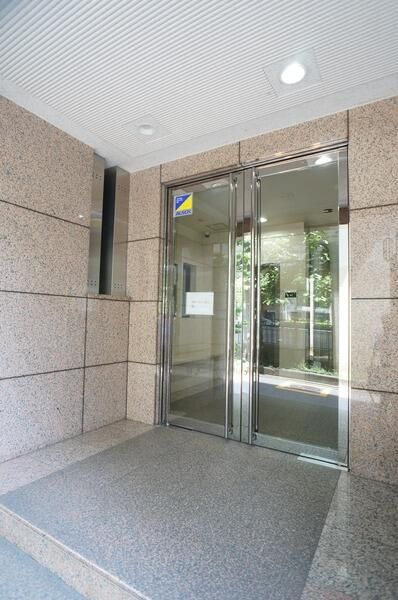 Ｔ’ｓ　ｇａｒｄｅｎ元町（旧アクシス元町）のエントランス