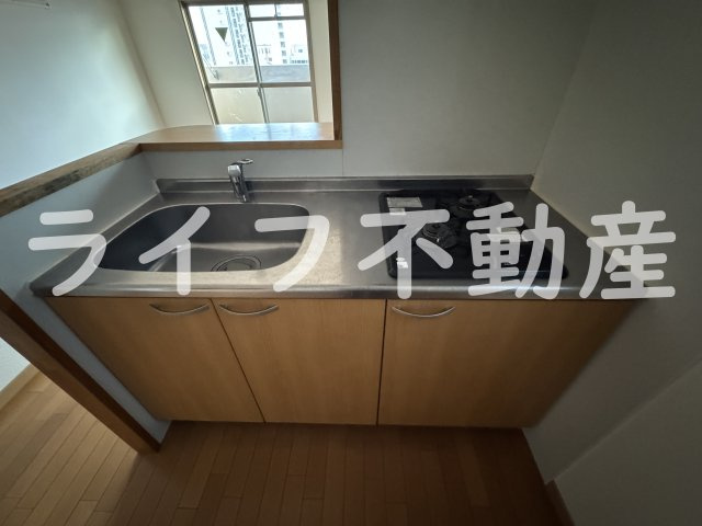 ロータリーマンション長田東のキッチン|コンパクトなキッチンで掃除もラクラク