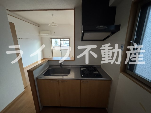 ロータリーマンション長田東のキッチン|コンパクトなキッチンで掃除もラクラク