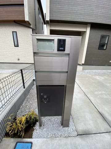 【設備】 | 川越市豊田町二丁目　新築戸建　2号棟 | 宅配ボックス付き機能門柱です！