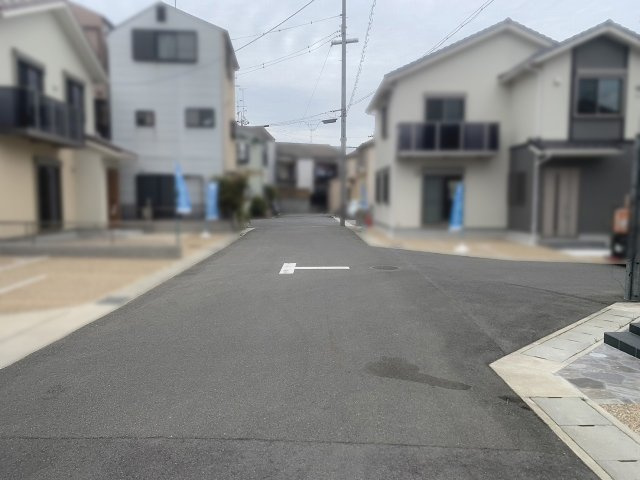 【中古戸建】京都市伏見区久我御旅町「長岡京駅」3LDKの前面道路含む現地写真