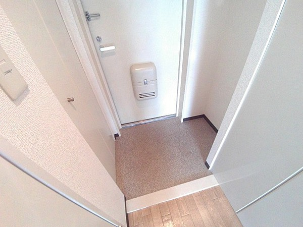 アージュ・リベルテ本山の玄関