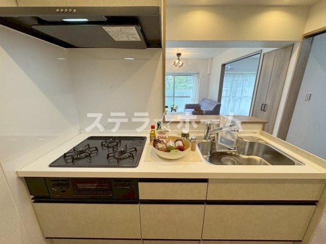 豊中緑ヶ丘サンハイツD棟のキッチン|コンパクトなキッチンで掃除もラクラク