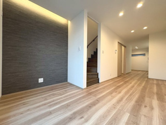 【居間・リビング】 | 右京区梅津中村町 | アクセントクロスでシックな雰囲気のLDK！