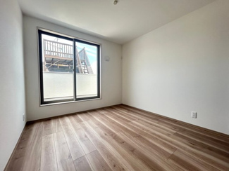 【寝室】 | 右京区梅津中村町 | コンパクトながらクローゼットも備わった5.1帖の洋室は寝室、書斎や趣味のお部屋など用途自由！