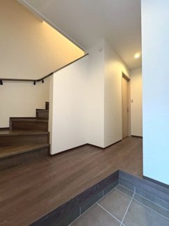 【玄関】 | 右京区梅津中村町 | 玄関ドア：電子ロック採用！スマホ接続可能