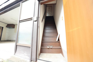 【玄関】 | 毛呂山町岩井東　中古テラスハウス | 玄関から階段