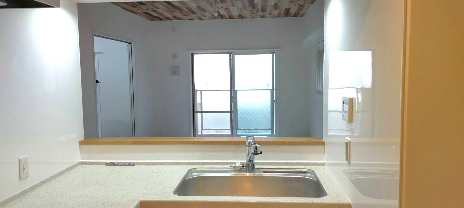 ルピナス瀬谷のキッチン|キッチンから見たリビング