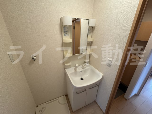 グレース中谷B棟の独立洗面台|朝の支度にも助かる、独立の洗髪洗面化粧台