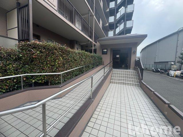 カルチェ茨木のエントランス|ゆとりのあるエントランスです