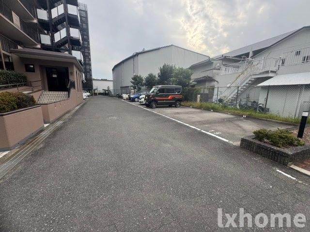 カルチェ茨木の駐車場|駐車場があるので、車を買う予定の方も安心です