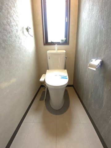 京都市西京区御陵峰ケ堂町2丁目のトイレ|トイレ新調済み
温水洗浄便座付きトイレです。