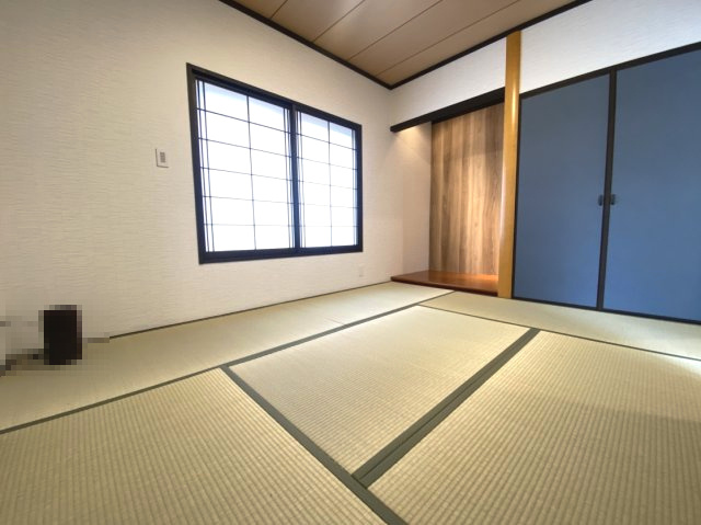 【価格改定】京都市西京区御陵峰ケ堂町2丁目の和室|1階 畳表替え済みの和室！
お子様のお昼寝スペースや来客時のお部屋など、多目的にご利用いただけます。