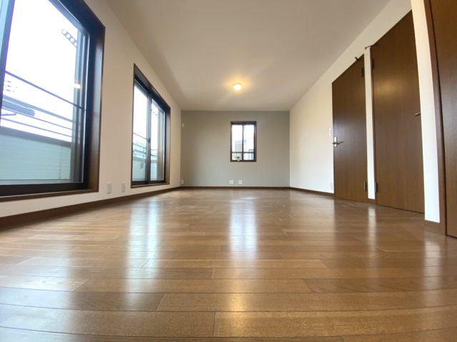 【価格改定】京都市西京区御陵峰ケ堂町2丁目の洋室|2階洋室（約13.7帖）
主寝室としてゆとりのある広さ。将来的に2部屋への分割も可能です。