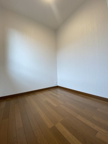 【価格改定】京都市西京区御陵峰ケ堂町2丁目の洋室|約8帖の洋室には、約1坪サイズのウォークインクローゼットがございます。