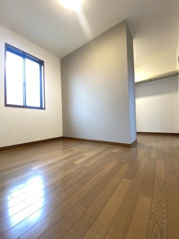 京都市西京区御陵峰ケ堂町2丁目の洋室|2階 広々としたウォークインクローゼット
衣服はもちろん、スーツケース・趣味用品も収納可能です！