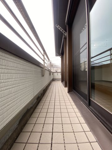 【価格改定】京都市西京区御陵峰ケ堂町2丁目のバルコニー|ワイドバルコニーで、洗濯物の外干しが可能です。